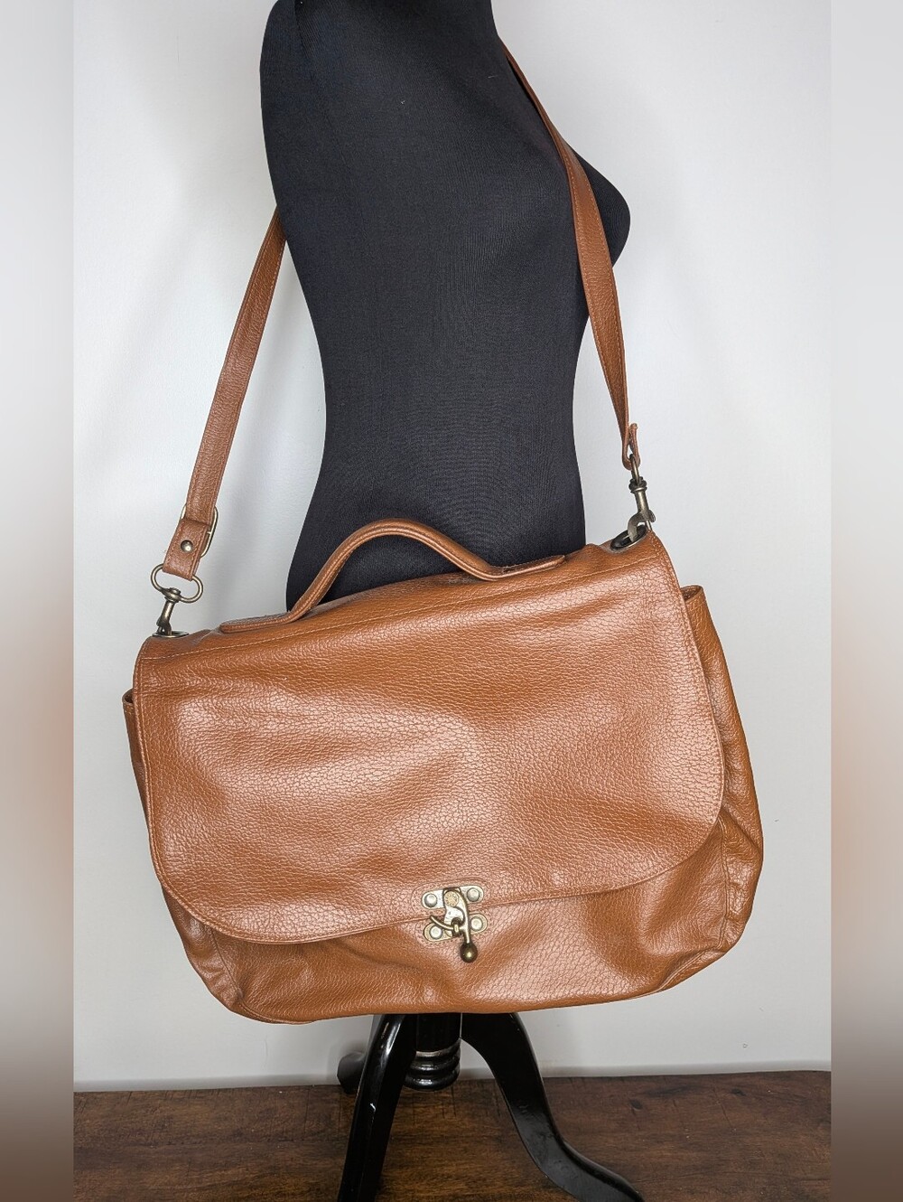 NWOT VTG Genuine Leather Caramel Brown Bifold Messenger Bag Metal Swingarm Lock